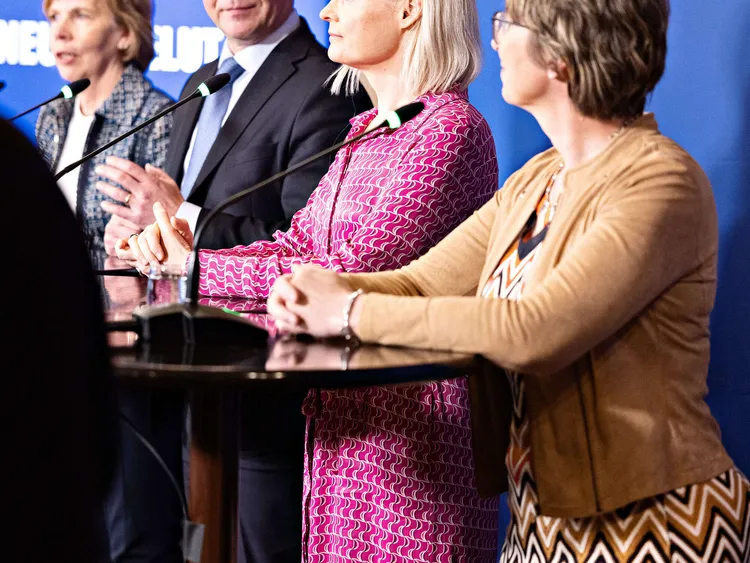 Yksikään hallitusneuvotteluihin osallistuva puolue ei ole ollut kriittinen osakesäästötilin laventamiselle. Anna-Maja Henriksson, Petteri Orpo, Riikka Purra ja Sari Essayah yhdessä lukuisista tiedotustilaisuuksista.