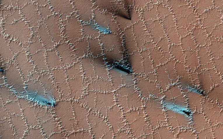 Sublimoituva jää jättää Marsin pintaan kiinnostavia kuvioita.