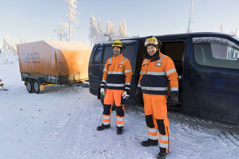 Kalajokisen porausyhtiön Kati Oy:n porarit Rauli Juola ja Mauri Ahonen valmistautuvat siirtämään porakonetta uuteen paikkaan. Sieltä kairataan lisää kairasydännäytteitä.