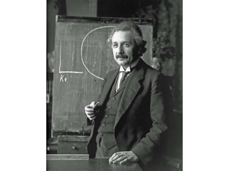 Albert Einstein luennoimassa Wienissä vuonna 1921.