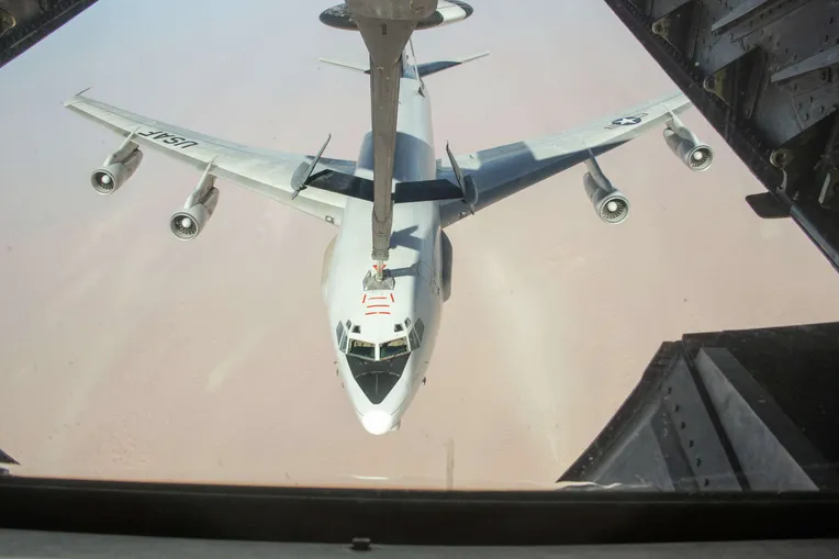 Yhdysvaltain ilmavoimien E-3 Sentry käy tankilla Yhdistyneiden Arabiemiraattien ilmatilassa toukokuussa 2020.