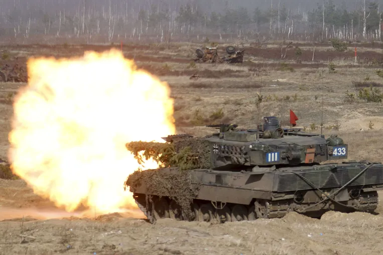 Saksalaisia Leopard-tankkeja sotaharjoituksissa Latviassa maaliskuussa 2021.