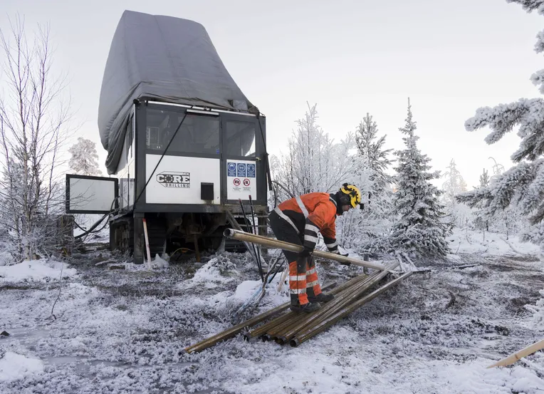 Ranualaisen porausyhtiön MK Core Drilling Oy:n porari Jarmo Johansson kantaa teräputkia kairakoneelle Sodankylän Ikkarin kulta-alueella.