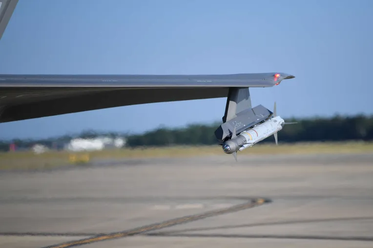 Sidewinderin 9X-versio kiinnitettynä USAF:n 33. Hävittäjälennoston F-35A Lightning II -monitoimihävittäjän ulkoiseen aseripustimeen Combat Archer -sotaharjoituksessa Eglinin lentotukikohdassa Floridassa syyskuussa 2019.