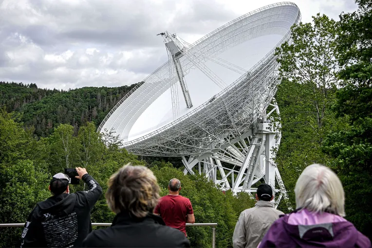 Tämäkin Saksan Effelsbergissa sijaitseva radioteleskooppi skannaa avaruudesta tulevia signaaleita.