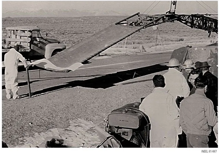 Tällaisella virityksellä kattoon naulitun Richard Leggin ruumis saatiin irrotettua. Kuva tammikuun 8. päivältä 1961.