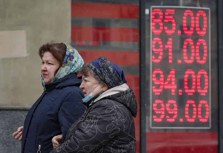 Venäjä väisti akuutin finanssikriisin ja ruplan kurssi on liki entisellään  – Tällaisiin temppuihin Putin turvautui | Talouselämä