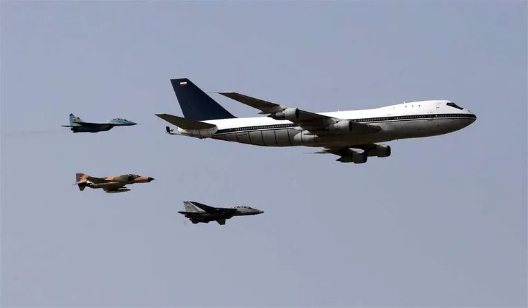 Iranin ilmavoimien MiG-29 (ylimmäisenä kuvassa), F-4 Phantom II sekä F-14 Tomcat saattavat Boeing 747 -konetta sotilasparaatissa Teheranissa huhtikuussa 2015.