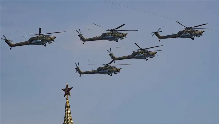Mi-28-osasto harjoittelee voitonpäivän paraatia varten Moskovassa kesäkuussa 2020.