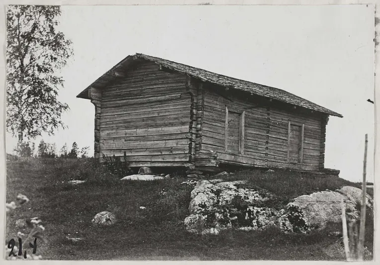 Aittoja rakennettiin samoihin aikoihin nurkkakivien ja niille perustettujen hirsikehikoiden päälle. Kuva on otettu vuonna 1908.