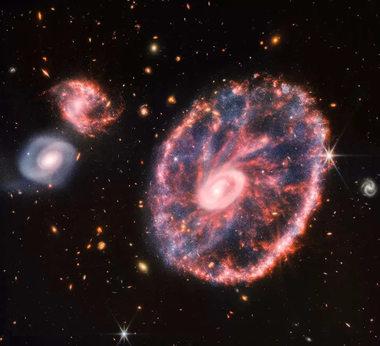 Halkaisijaltaan noin 145 000 valovuotta olevan galaksin löysi alunperin sveitsiläinen tähtitieteilijä Fritz Zwicky.