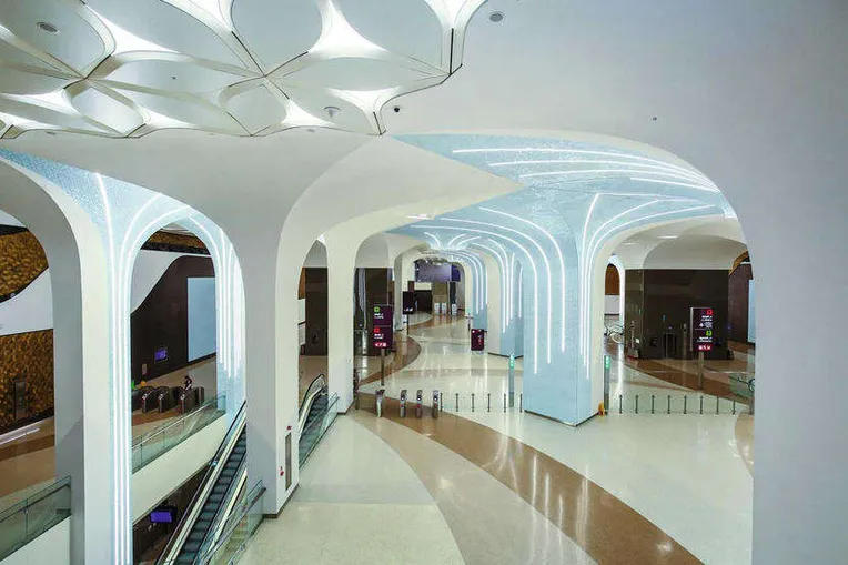 Dohan metroasemat ovat ottaneet vaikutteensa vanhasta islamilaisesta arkkitehtuurista. Ne on myös nimetty vanhojen kaupunkien mukaan.