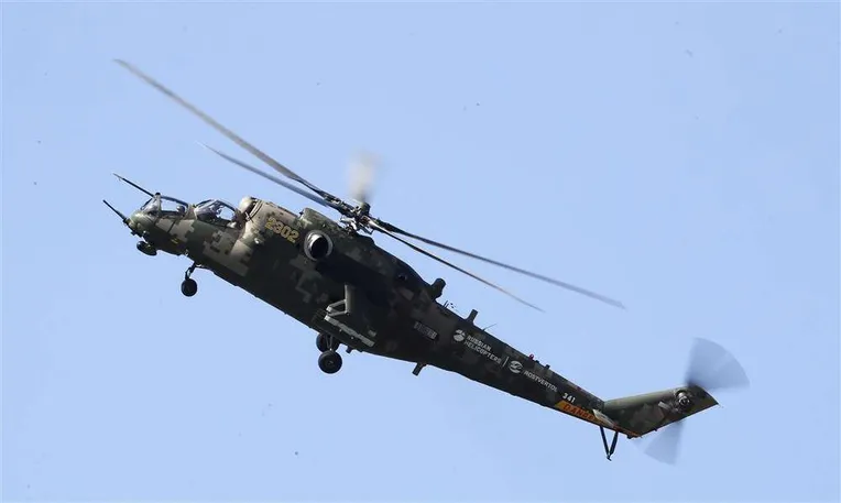 Mi-35M panee parastaan MAKS 2019 -näytöksessä Zhukovskin lentotukikohdassa.