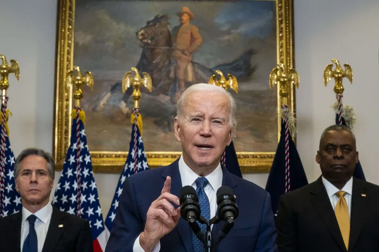 Yhdysvaltojen presidentti Joe Biden kertoi keskiviikkona, että USA vie Ukrainaan 31 Abrams-taistelupanssarivaunua. Taustalla kuuntelevat ulkoministeri Antony Blinken (vas.) ja puolustusministeri Lloyd Austin.