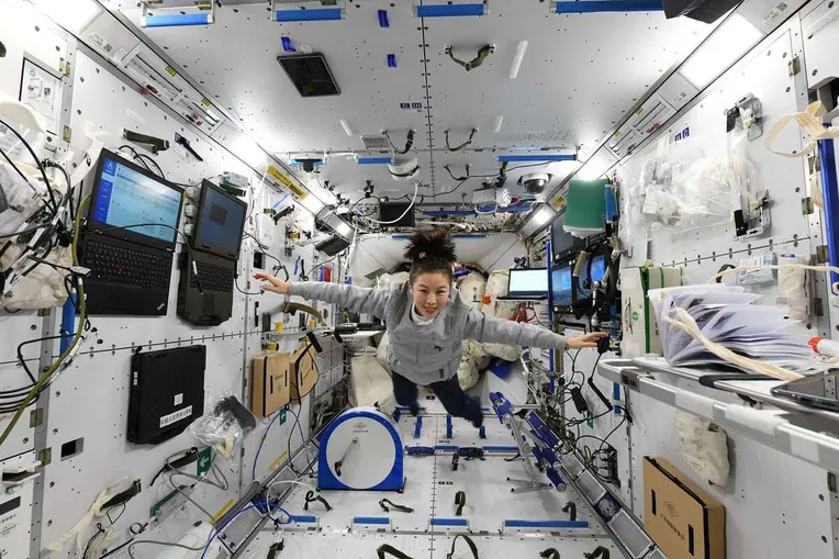 Astronautti Wang Yaping avaruusaseman keskusmodulissa viime vuoden joulukuussa.