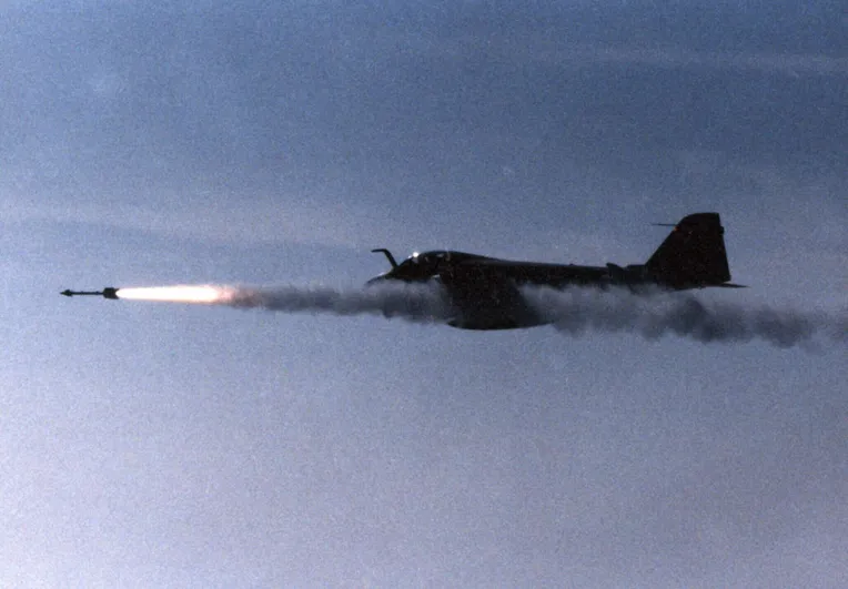 Yhdysvaltain laivaston Grumman A-6E Intruder laukaisee AIM-9L Sidewinder -ohjuksen vuonna 1989.