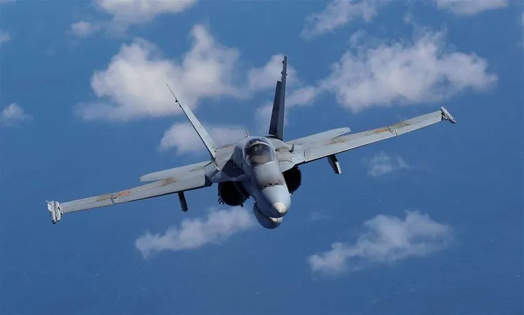 F/A-18 Hornet – kuvassa Espanjan ilmavoimien väreissä – on todistetustikin kykenevä maantietukikohdista operointiin.