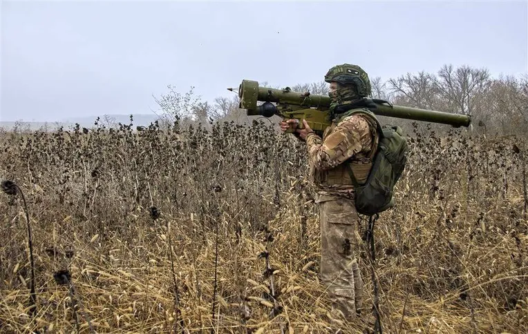 Ukrainan kansalliskaartin sotilas olaltalaukaistavan it-ohjusjärjestelmän kanssa Harkovan alueella 11. marraskuuta.