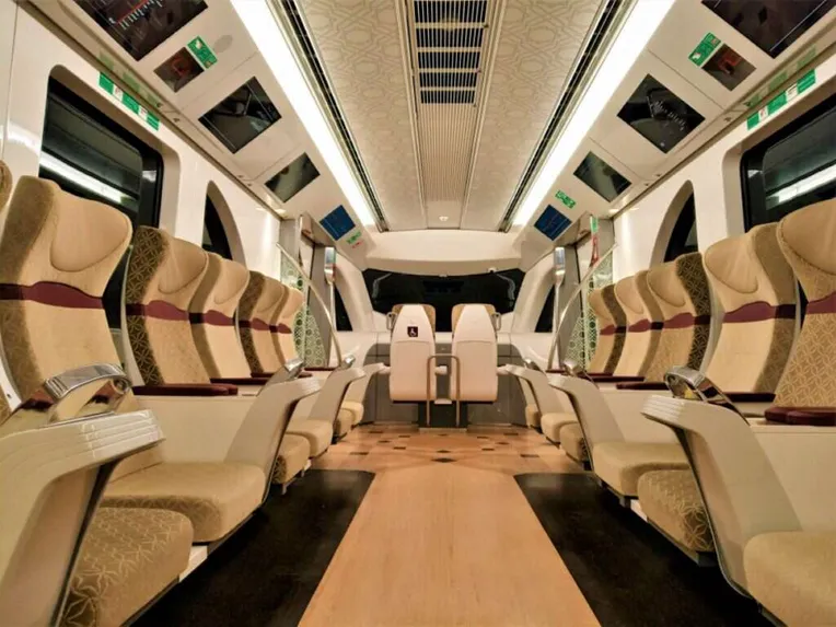 Tältä näyttää Dohan metron ensimmäisen luokan vaunussa.