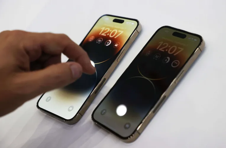 IPhone Pro Max (vas.) ja iPhone Pro -malleissa näytön yläreunan näyttöloven tilalle on pillerin muotoinen reikä.