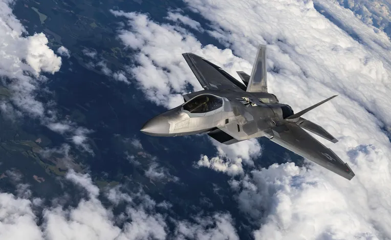 Vuonna 1997 ensilentonsa tehnyt F-22 Raptor on maailman ensimmäinen viidennen sukupolven hävittäjä.