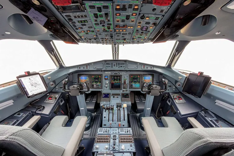 ATR42-600:n ja ATR72-600:n ohjaamo on tyypillinen modernin liikennekoneen ”lasiohjaamo”.