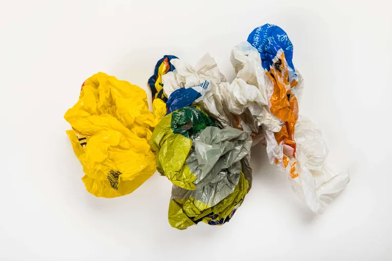 Monissa maissa on kielletty erityisesti ohuet muovipussit, jotka ovat olleet yleisiä elintarvikkeiden pakkaamiseen, mutta huomattavasti heiveröisempiä kuin nämä suomalaiset kaupan muovikassit.