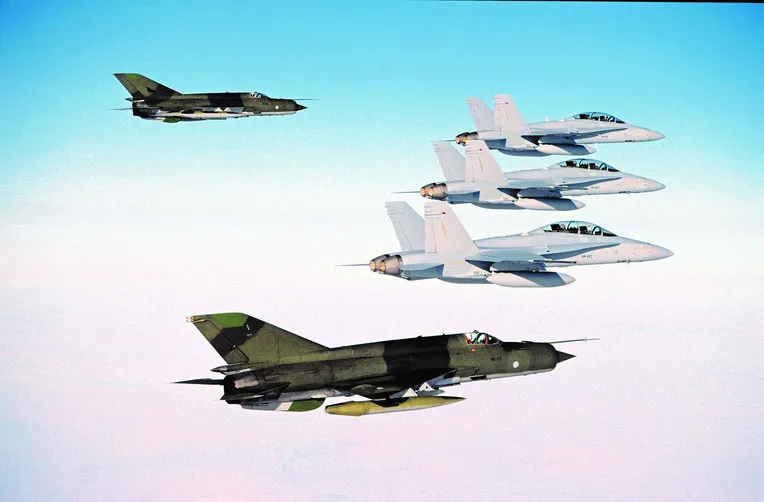 Kaksi Karjalan Lennoston MiG-21BIS -hävittäjää saattaa kolmea St. Louisista Rissalaan saapunutta uutta Hornetia 6.2.1996.