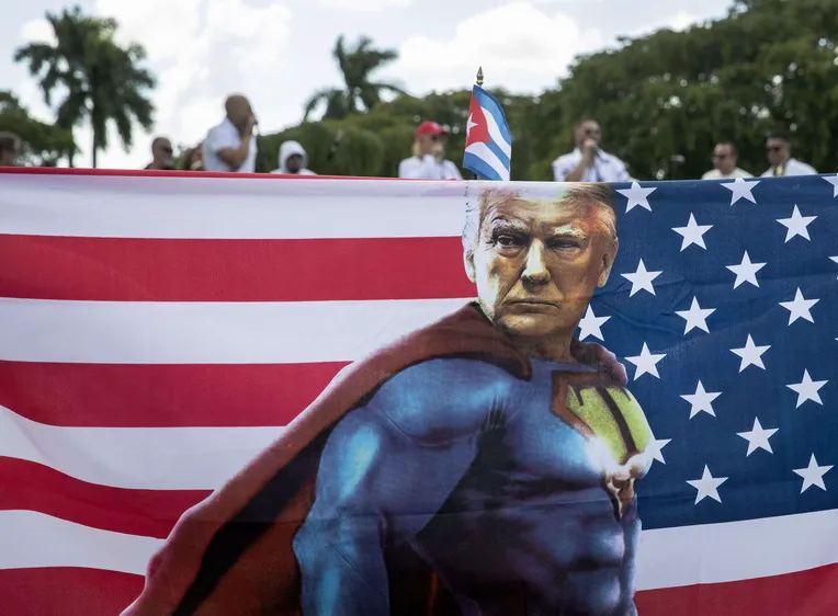 Donald Trump julkaisi viime viikolla nft-keräilykorttisarjan, jossa hän esiintyy erilaisissa imartelevissa ulkoasuissa. Yksi niistä esittää herran lihaksikkaana supersankarina, vähän kuten tässä lipussa Floridan Miamissa marraskuun alussa.
