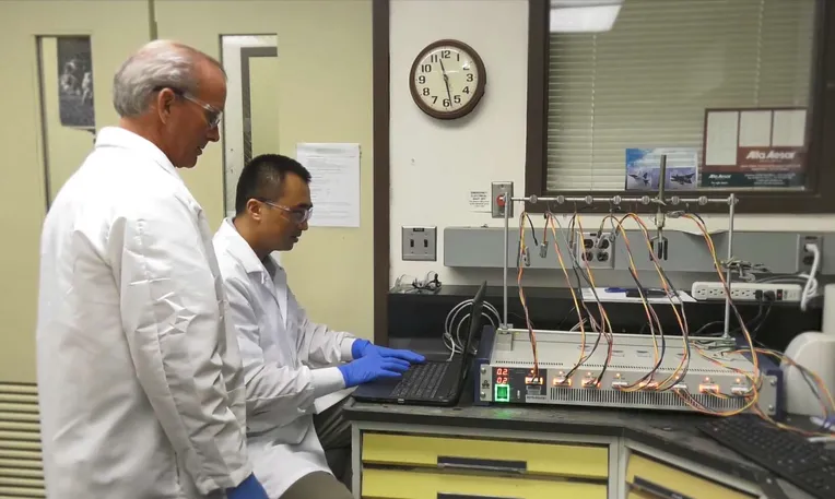Tutkijat John Connell (vas.) ja Yi Lin mittaamassa kiinteän akun jännitettä.