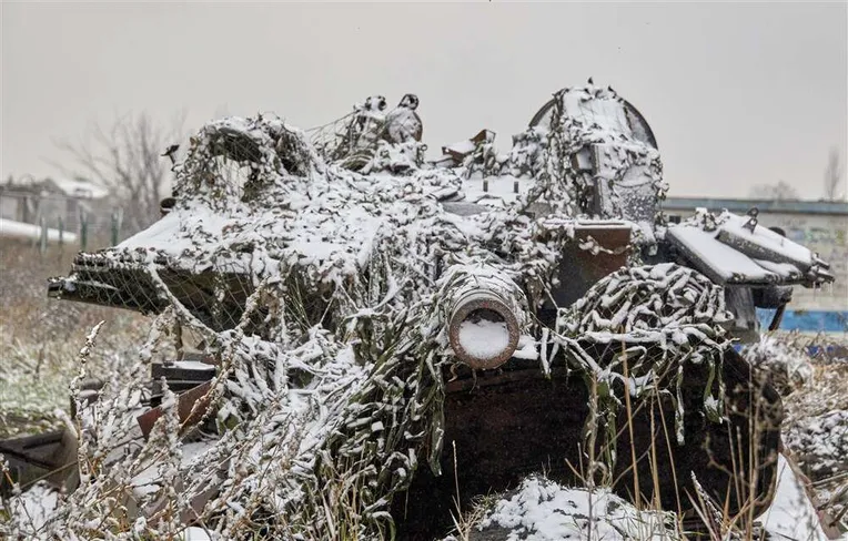 Lumenpeittämä, vaurioitunut panssarivaunu Harkovan alueella 17. marraskuuta.