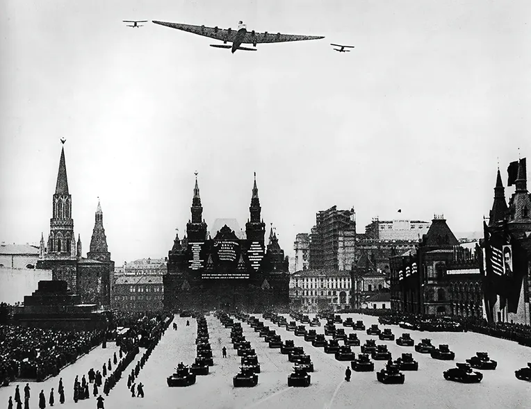 Tupolev ANT-20 kerkisi lentää Moskovan taivaalla ennen syöksyään maahan.