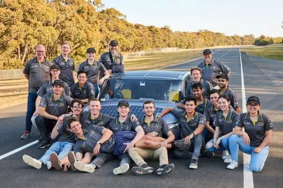 Professori Richard Hopkinsin johtama pääosin opiskelijoista koostunut tiimi rakensi Sunswift 7 -ennätysauton.
