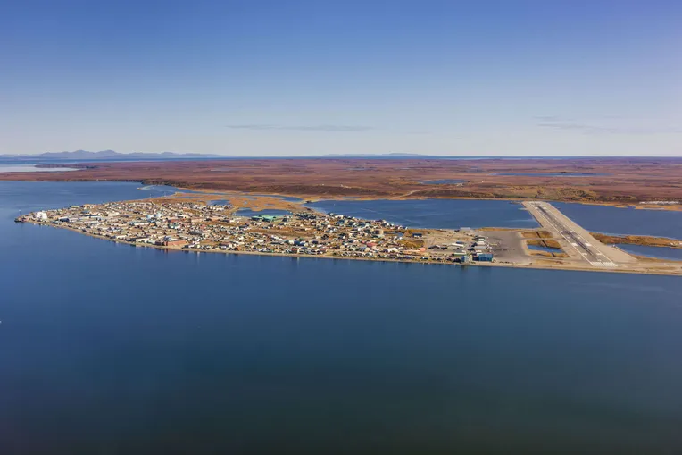Mies pelastettiin kuvassa näkyvään Kotzebuen pikkukaupunkiin, joka sijaitsee Alaskan länsipuolella.
