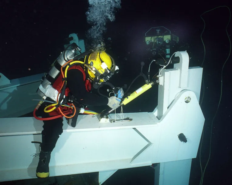 Sukeltaja asentaa hydraulista elementtiä noin 80 metrin syvyydessä.