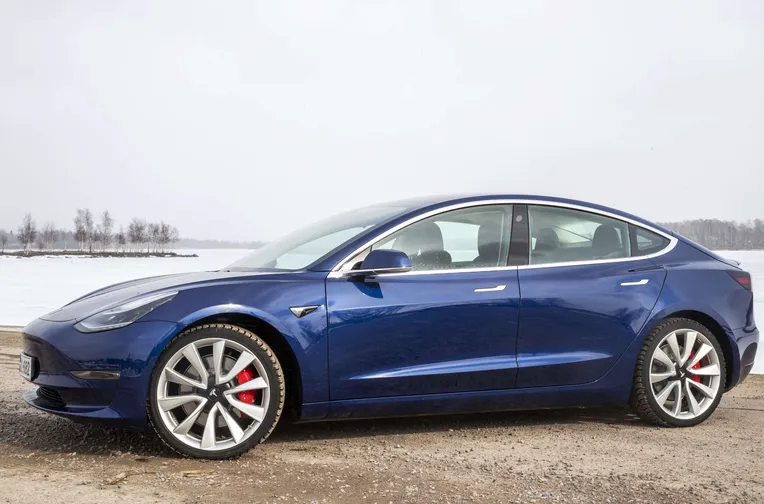 Tesla Model 3:n (kuvassa) ja Model Y:n katsastustilastot ovat karua luettavaa.