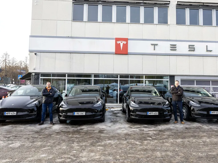T Taxin Teslojen määrä on kasvanut kolmessa vuodessa peräti 36 autoon. Se on todennäköisesti Suomen suurin Tesla-laivue, ellei leasingyhtiöiden autokantaa lasketa mukaan. Yhtiön vähimmäistavoitteena on peräti 60 autoa tämän vuoden lopussa.