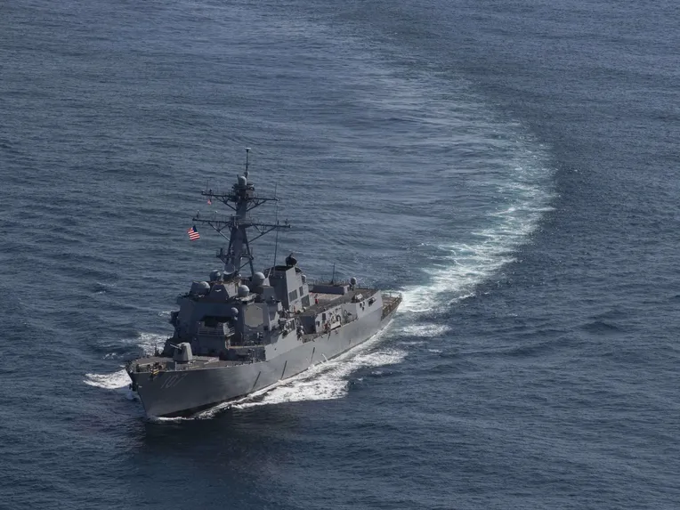 USS Gravely (DDG 107) kuvattuna Grönlannin rannikon edustalla elokuussa 2019.