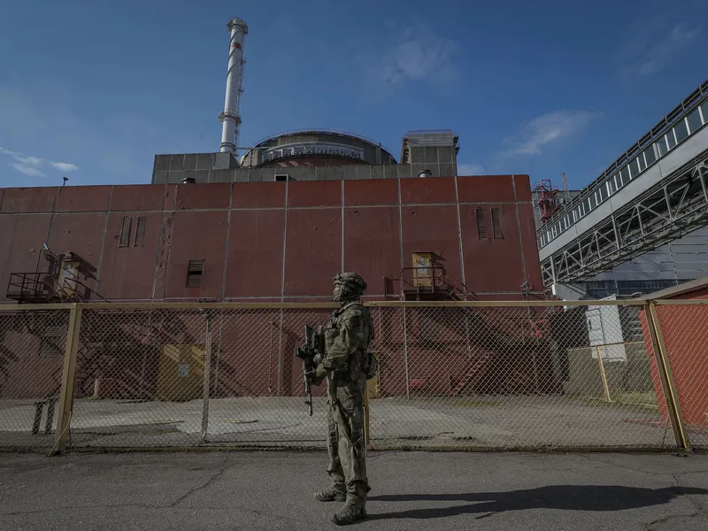 Venäjän työntekijöiden kerrotaan suhtautuvan voimalalla sattuneisiin hätätilanteisiin rauhallisesti. Kuvassa venäläinen sotilas ydinvoimalan edustalla toukokuussa 2022.