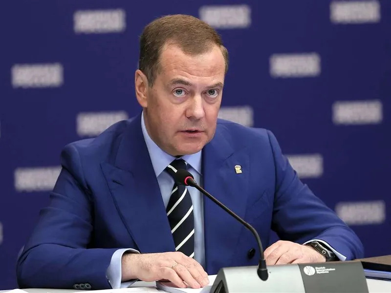 Entinen presidentti Medvedev uhkaa, että Venäjä vastaisi koko voimallaan Putinin pidättämiseen.