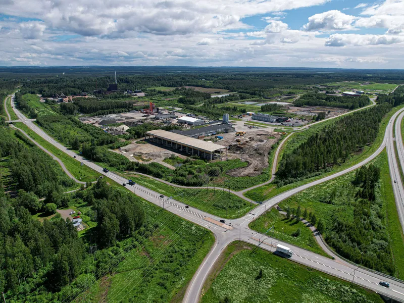 Joensuuhun 6-tien viereen rakentuu muun muassa biohiilitehdas sekä teollisen mittakaavan vihreän vedyn ja sähköpolttoaineiden tuotantolaitos. Taustalla näkyy Savon Voiman kaukolämpöä ja sähköä tuottava biovoimala.