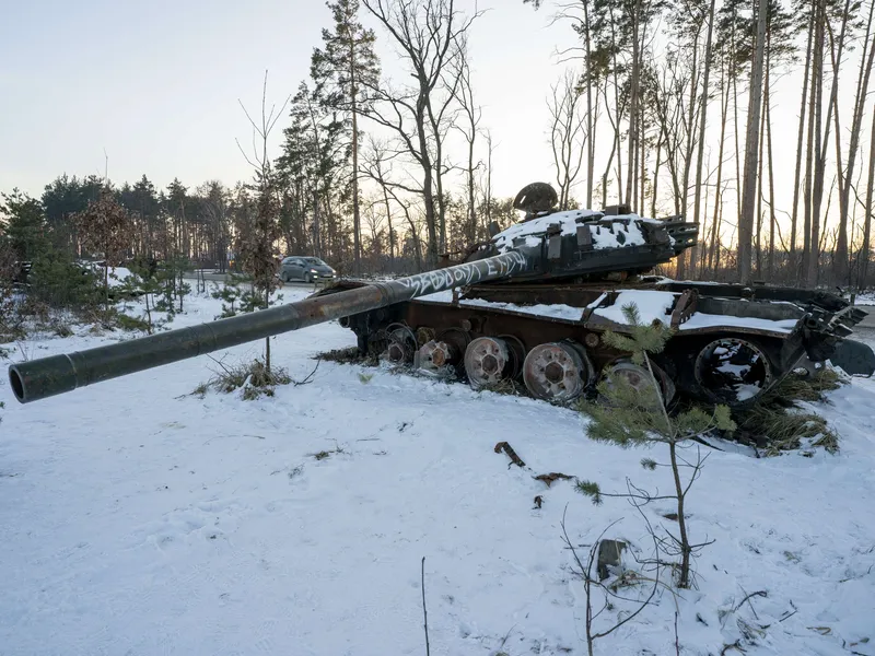 Tuhottua venäläiskalustoa Kiovan ulkopuolella helmikuussa 2023.