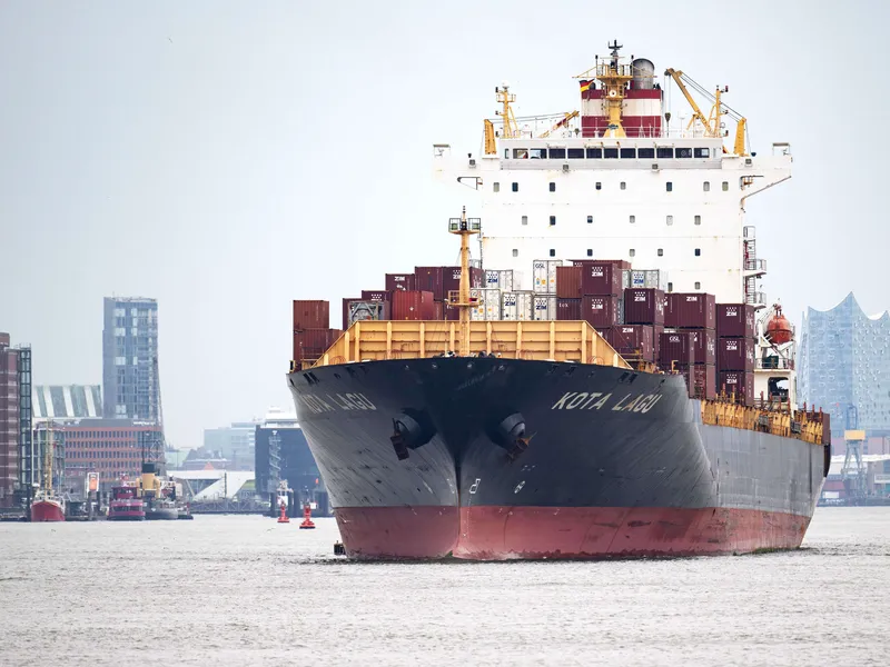 Uusi kansainvälinen merilainsäädäntö teki laivoista vähemmän saastuttavia vuonna 2020. Kuva Hampurin satamasta.