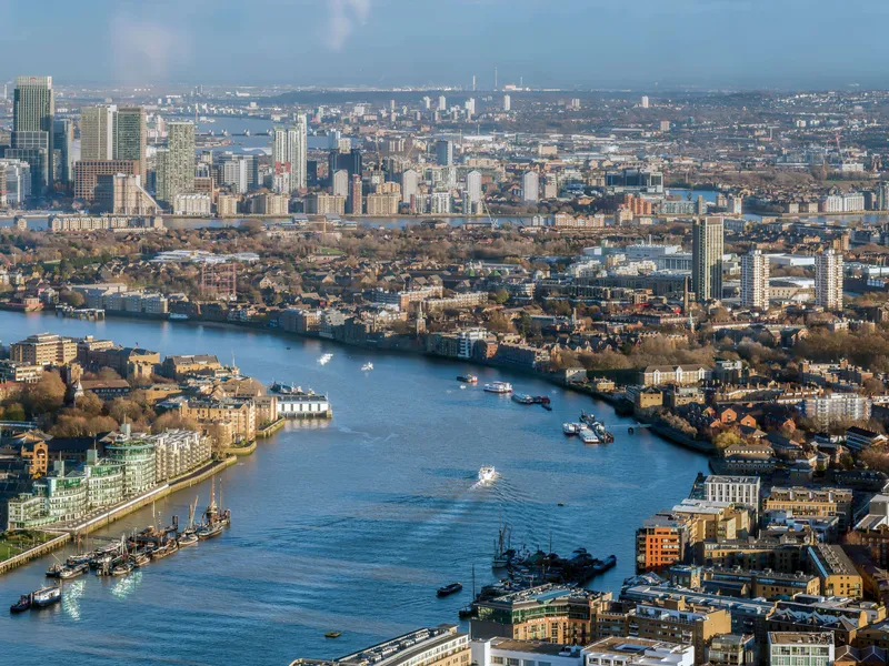 Suuri osa Lontoon ja sen lähialueiden vedestä pumpataan ja puhdistetaan Thames-joesta. Tällä vedellä jäähdytetään myös alueen datakeskuksia.