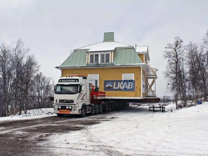 Flera historiska byggnader i Kiruna har transporterats per lastbil till nya områden.