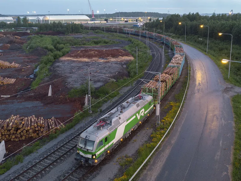 Säännöllinen liikenne uudella raakapuujunalla käynnistyi Ylivieskan ja Pietarsaaren välillä vasta helmikuussa 2023, mutta tämä kuva ennätysjunasta on jo kesäkuulta 2022.
