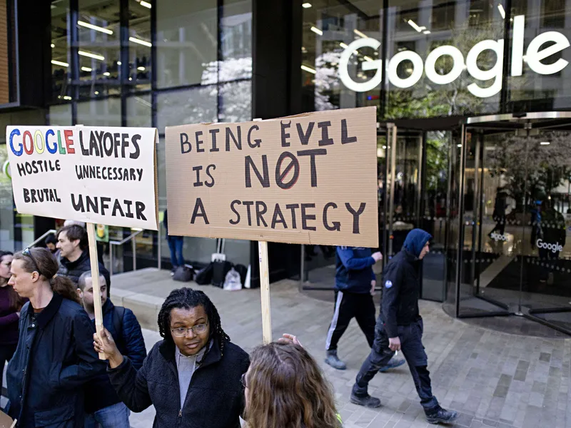 Googlen emoyhtiö Alphabet kertoi alkuvuonna irtisanovansa globaalisti yli 10 000 ihmistä. Yhtiön työntekijät protestoivat jätti-irtisanomisia vastaan Lontoossa huhtikuun alussa.