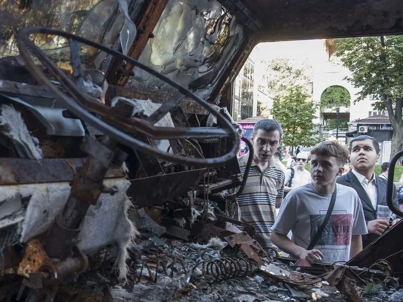 Kiovalaisia ihmettelemässä Venäjän tuhottua kalustoa Ukrainan itsenäisyyspäivänä viime viikolla.