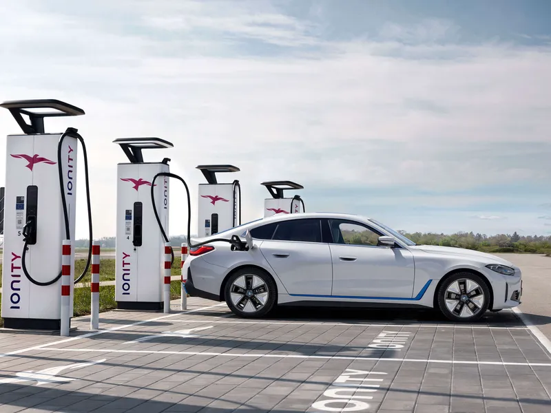 BMW:n sähköuutuus i4 tarjoaa nopeaa kiihtyvyyttä ja pitkää, jopa 590 kilometrin toimintamatkaa.
