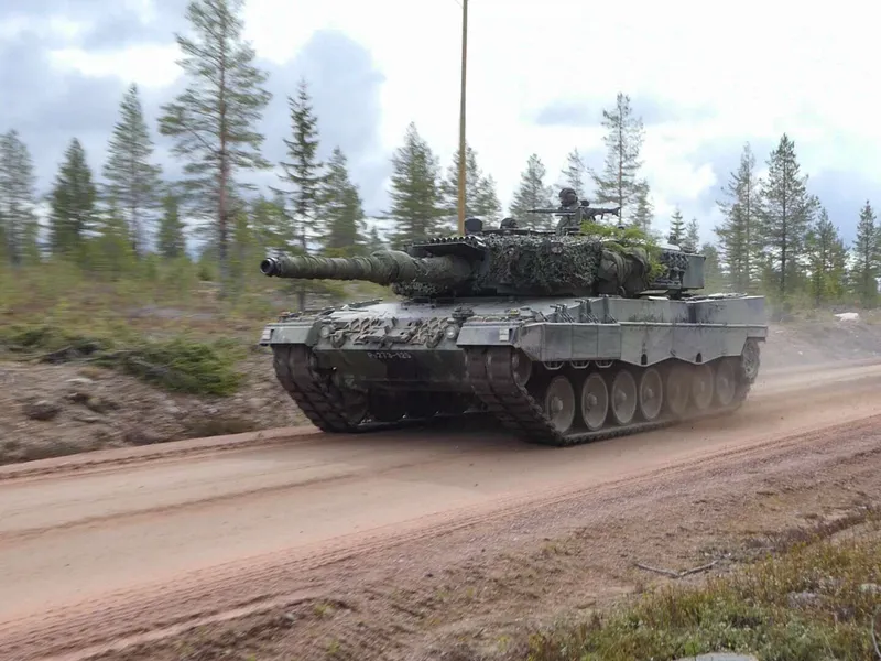 Leopard 2 olisi harppaus Ukrainan sotavoimille – 120-millinen Nato-kanuuna  ratkaisisi ammusongelmat | Talouselämä